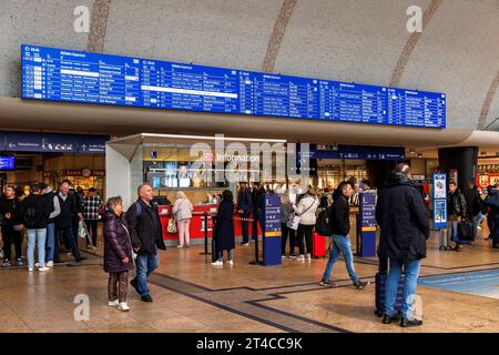 Panneau d'affichage LED de 17 mètres de long dans le hall d'entrée de la gare principale de Cologne, Allemagne. 17 mètres lange LED Anzeigentafel in der Eingangshalle im Banque D'Images