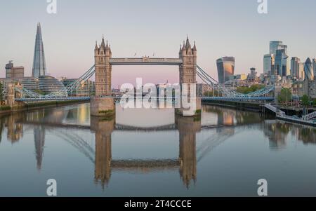 Tower Bridge Londres reflété dans la tamise, vue aérienne regardant vers le bas de la tamise vers la ville et le Shard. Banque D'Images