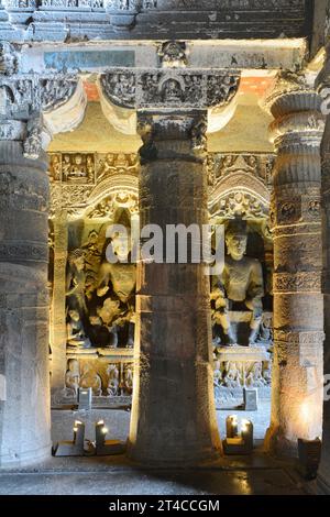 Grotte n°26. Images de Bouddha assis grandeur nature en posture Pralambapadasana dans l'allée droite. Grottes d'Ajanta, Aurangabad, Maharashtra, Inde Banque D'Images