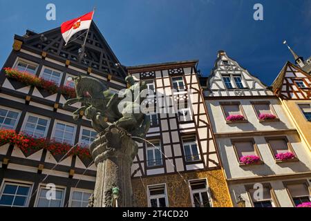 Fontaine sur la place du marché avec maisons à colombages et drapeau avec armoiries de la ville, Allemagne, Rhénanie-Palatinat, Cochem Banque D'Images