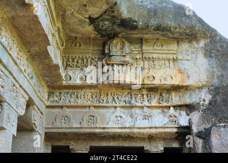 Grotte n°1. Façade latérale droite montrant des arcs miniatures et la vie de Bouddha ci-dessus. Grottes d'Ajanta, Aurangabad, Maharashtra, Inde Banque D'Images