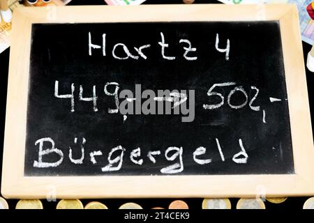 Blackboard Letterling Hartz 4, Buergergeld - dividende citoyen, augmentation des coûts Banque D'Images