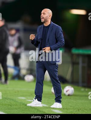 L'entraîneur-chef du Real Racing Club Jose Alberto Lopez Menendez réagit lors du match de LaLiga Hypermotion entre le Real Racing Club et le Racing Club Ferrol AT Banque D'Images