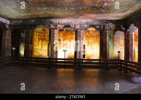 Cave n°17. Vue intérieure montrant le hall principal et le mur gauche peint derrière les piliers décoratifs. Grottes d'Ajanta, Aurangabad, Maharashtra, Inde Banque D'Images