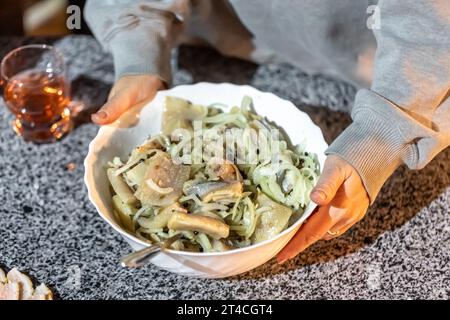 Hareng avec des oignons dans un bol, concept de nourriture maison. Banque D'Images