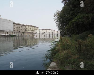 TURIN, ITALIE - 06 OCTOBRE 2023 : Fiume po translation River po Banque D'Images