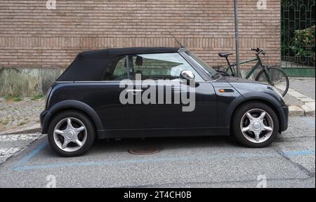 TURIN, ITALIE - 06 OCTOBRE 2023 : Mini voiture noire Banque D'Images