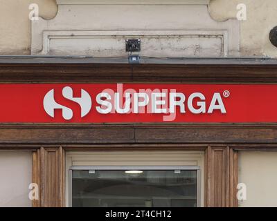 TURIN, ITALIE - 06 OCTOBRE 2023 : enseigne de magasin de chaussures Superga Banque D'Images