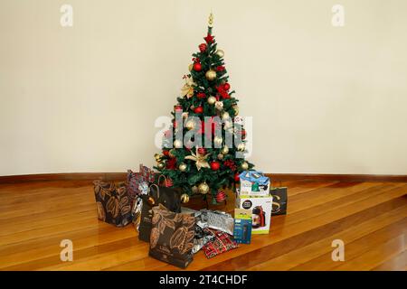 Minas Gerais, Brésil - 23 décembre 2022 : arbre de noël avec détails festifs et divers cadeaux emballés Banque D'Images