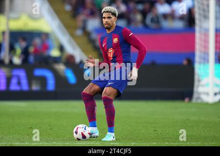 Barcelone, Espagne. 28 octobre 2023. Ronald Araujo du FC Barcelone lors du match de la Liga EA Sports entre le FC Barcelone et le Real Madrid CF joué au stade Lluis Companys le 28 octobre 2023 à Barcelone, Espagne. (Photo Bagu Blanco/PRESSINPHOTO) crédit : PRESSINPHOTO SPORTS AGENCY/Alamy Live News Banque D'Images