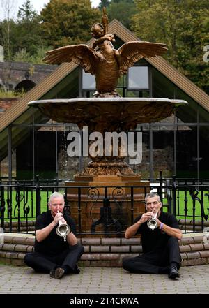 Les membres de Jackfield Band et de la fontaine d'eau en fonte Boy and Swan au musée du fer de Coalbrookdale. Le site est le lieu du Brass Band Festival Banque D'Images