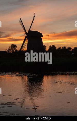 Moulins à vent hollandais traditionnels au coucher du soleil à Alkmaar Banque D'Images