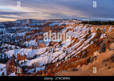 Lever du soleil sur un amphithéâtre enneigé de Bryce au lever du soleil depuis Sunrise point dans le parc national de Bryce Canyon, Utah. Banque D'Images