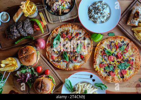 Divers plats de viande et pâtisseries turques Banque D'Images