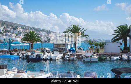 Paysage urbain du port de Saranda. Paysage marin ionien, scène matinale de l'Albanie, Europe. Contexte du concept de voyage. Port de ville de Saranda avec des bateaux à la mer Ionienne Banque D'Images