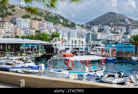 Paysage urbain du port de Saranda. Paysage marin ionien, scène matinale de l'Albanie, Europe. Contexte du concept de voyage. Port de ville de Saranda avec des bateaux à la mer Ionienne Banque D'Images