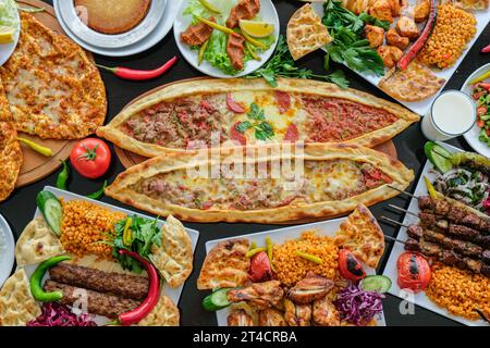 Divers plats de viande et pâtisseries turques Banque D'Images