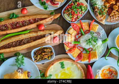 Divers plats de viande et pâtisseries turques Banque D'Images