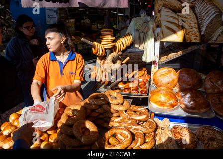 istanbul, turquie, femme turque vendant du simit qui est une cuisine de rue turque traditionnelle. Editorial uniquement. Banque D'Images