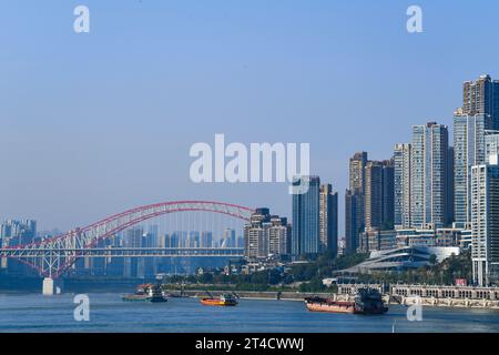 Chongqing. 30 octobre 2023. Cette photo prise le 30 octobre 2023 montre la vue de la ville de la municipalité de Chongqing dans le sud-ouest de la Chine. Située dans le cours supérieur du fleuve Yangtsé, Chongqing s'est continuellement construite en une barrière écologique importante. Crédit : Wang Quanchao/Xinhua/Alamy Live News Banque D'Images