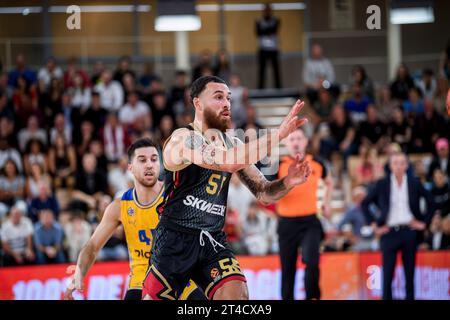 Monte Carlo, Monaco. 26 octobre 2023. Le joueur de L'AS Monaco Mike James en action lors de la cinquième manche de la saison Euroleague Turkish Airlines entre L'AS Monaco et le Maccabi tel Aviv à Monte Carlo. Le joueur américain #55 Mike James de l'AS Monaco basket est devenu le quatrième joueur de l'histoire à dépasser les 4 000 points marqués en Euroleague lors d'un match contre le Maccabi tel Aviv. (Monaco a gagné 107-79). Le record est détenu par Vassilis Spanoulis avec 4 455 points. Crédit : SOPA Images Limited/Alamy Live News Banque D'Images