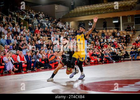 Monte Carlo, Monaco. 26 octobre 2023. Le joueur #55 de L'AS Monaco Mike James en action lors de la cinquième manche de la saison Euroleague de Turkish Airlines entre L'AS Monaco et le Maccabi tel Aviv à Monte Carlo. Le joueur américain #55 Mike James de l'AS Monaco basket est devenu le quatrième joueur de l'histoire à dépasser les 4 000 points marqués en Euroleague lors d'un match contre le Maccabi tel Aviv. (Monaco a gagné 107-79). Le record est détenu par Vassilis Spanoulis avec 4 455 points. (Photo Laurent Coust/SOPA Images/Sipa USA) crédit : SIPA USA/Alamy Live News Banque D'Images