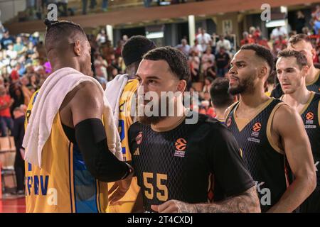 Monte Carlo, Monaco. 26 octobre 2023. Le joueur #55 de L'AS Monaco Mike James est vu après la cinquième manche de la saison Euroleague de Turkish Airlines entre L'AS Monaco et le Maccabi tel Aviv à Monte Carlo. Le joueur américain #55 Mike James de l'AS Monaco basket est devenu le quatrième joueur de l'histoire à dépasser les 4 000 points marqués en Euroleague lors d'un match contre le Maccabi tel Aviv. (Monaco a gagné 107-79). Le record est détenu par Vassilis Spanoulis avec 4 455 points. Crédit : SOPA Images Limited/Alamy Live News Banque D'Images