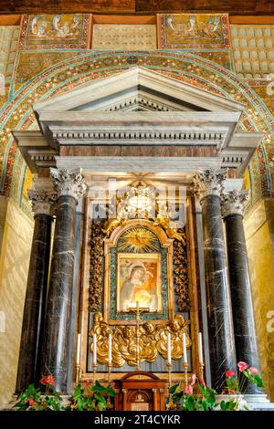 Intérieur du baptistère du Latran, Rome, Italie Banque D'Images