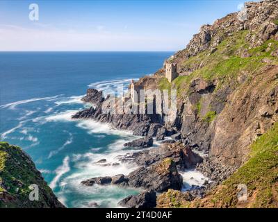 Les couronnes, Maisons moteur partie de la mine Botallack à Cornwall, Angleterre, Royaume-Uni. Banque D'Images