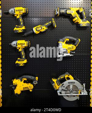 Outils portatifs électriques à main scie, tournevis, perceuse fabriqués par DeWalt. 19 novembre 2019. Kiev, Ukraine Banque D'Images