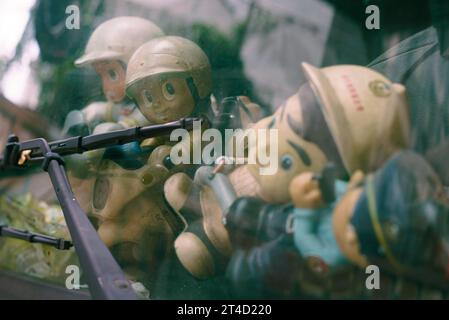 Poupées jouets antiques sur un tableau de bord de voiture. Banque D'Images