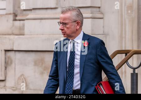 Cabinet Office, Londres, Royaume-Uni. 30 octobre 2023. Michael Gove MP, secrétaire d'État pour le nivellement, le logement et les communautés ; ministre des relations intergouvernementales, quittant le bureau du Cabinet à la suite d'une réunion d'urgence Cobra avec le Premier ministre britannique, Rishi Sunak, la police et les responsables de la sécurité nationale. Photo par Amanda Rose/Alamy Live News Banque D'Images