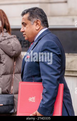 Cabinet Office, Londres, Royaume-Uni. 30 octobre 2023. Lord Ahmad de Wimbledon, ministre d'État pour le Moyen-Orient, l'Afrique du Nord, l'Asie du Sud et les Nations Unies, quittant le bureau du Cabinet à la suite d'une réunion d'urgence de Cobra avec le Premier ministre britannique, Rishi Sunak, la police et les responsables de la sécurité nationale. Photo par Amanda Rose/Alamy Live News Banque D'Images