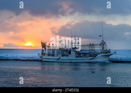 Bateau de pêche japonais dans le port de Rausu, Hokkaido, Japon Banque D'Images