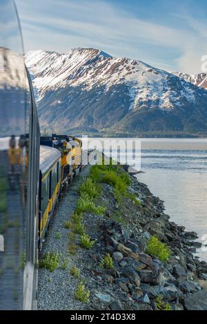 L'incroyable trajet en train panoramique de l'Alaska Railroad à travers les immenses forêts nationales, les montagnes Chugach et les montagnes Kenai. Banque D'Images