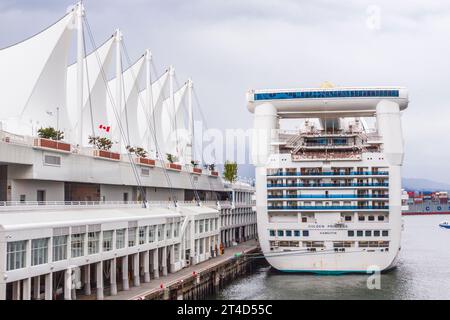 Canada place, un magnifique terminal de bateaux de croisière et complexe artistique et de divertissement, situé dans le port de Vancouver au centre-ville de Vancouver. Banque D'Images