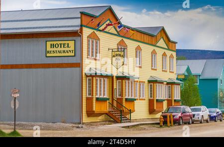 Dawson City dans le Territoire du Yukon, Canada, a un climat subarctique et une population d'environ l'année 1900. Banque D'Images