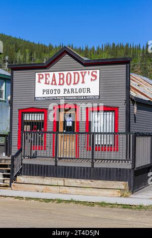 Dawson City dans le Territoire du Yukon, Canada, a un climat subarctique et une population d'environ l'année 1900. Banque D'Images