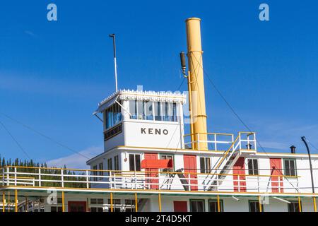 Dawson City, dans le territoire du Yukon, au Canada, a un climat subarctique et une population d'environ 1900 habitants toute l'année. Bateau à roues à aubes. Banque D'Images