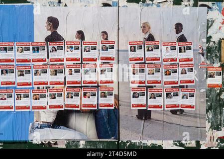 New York, États-Unis, 28 octobre 2023 : affiches nommant les Israéliens enlevés actuellement détenus à Gaza par des militants du Hamas. Ces affiches sont un lot frais mis en place récemment au-dessus des affiches de la société de mode sur la 2nd Avenue dans l'Upper East Side de Manhattan à East 72nd Street. Anna Watson/Alamy Live News Banque D'Images