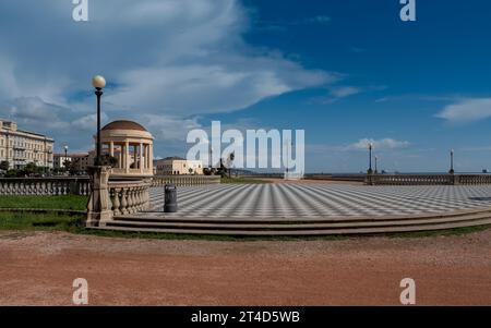 Terrazza Mascagni à Livourne sous un ciel bleu avec des nuages éparpillés Banque D'Images