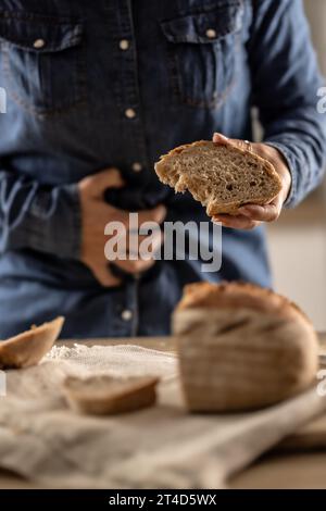 La femme ne peut pas manger du pain et des produits céréaliers à cause de l'intolérance au gluten. Une jeune femme cœliaque souffre de douleurs abdominales après avoir mangé du pain frais. Banque D'Images