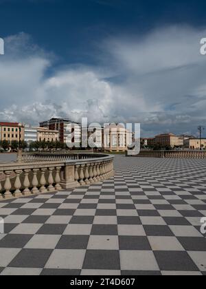 Terrazza Mascagni à Livourne sous un ciel bleu avec des nuages éparpillés Banque D'Images