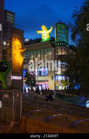 Monstre gonflable ornent les bâtiments publics dans le centre de Manchester City dans le cadre du festival d'halloween Banque D'Images