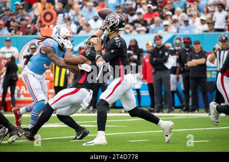 Nashville, États-Unis. 29 octobre 2023. Le quarterback des Falcons d'Atlanta, Desmond Ridder (9), lance une passe contre les Titans du Tennessee au Nissan Stadium de Nashville, Tennessee, le 29 octobre 2023. (Photo de Kindell Buchanan/Sipa USA) crédit : SIPA USA/Alamy Live News Banque D'Images