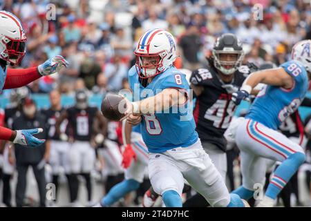 Nashville, États-Unis. 29 octobre 2023. Le quarterback des Titans du Tennessee Will Levis (8) passe le ballon contre les Falcons d'Atlanta au Nissan Stadium de Nashville, Tennessee, le 29 octobre 2023. (Photo de Kindell Buchanan/Sipa USA) crédit : SIPA USA/Alamy Live News Banque D'Images