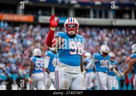 Nashville, États-Unis. 29 octobre 2023. Les Titans du Tennessee affrontent Jeffery Simmons (98) pour célébrer une victoire du Tennessee à la fin de leur match contre les Falcons d'Atlanta au Nissan Stadium de Nashville, Tennessee, le 29 octobre 2023. (Photo de Kindell Buchanan/Sipa USA) crédit : SIPA USA/Alamy Live News Banque D'Images