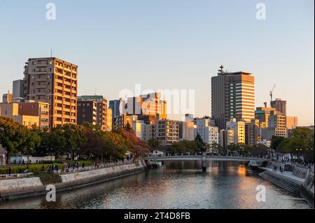 Hiroshima, Japon - 1 janvier 2020. Extérieur du centre-ville de Hirsoshima, près du parc de la paix. Banque D'Images