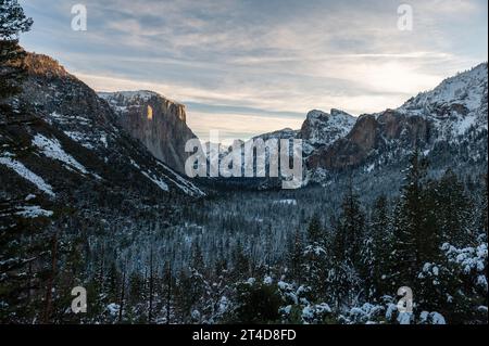 Photo en grand angle de la vallée de Yosemite depuis la vue du tunnel, en début de matinée hivernale. El capitan capture les premiers rayons du soleil de la nouvelle année. Banque D'Images