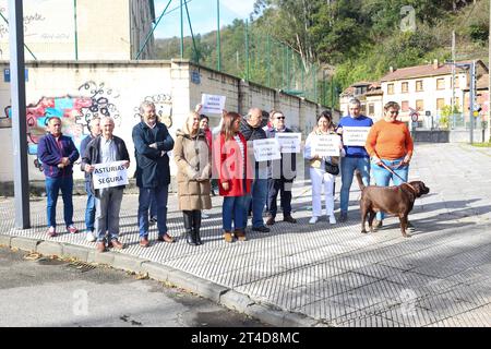 Sotrondio, Asturies, Espagne. 30 octobre 2023. Sotrondio, Espagne, le 30 octobre 2023 : une vingtaine de personnes se sont rassemblées devant le Centre d'éducation privée de San José lors de la conférence de presse sur l'accueil des immigrants illégaux, le 30 octobre 2023, à Sotrondio, en Espagne. (Image de crédit : © Alberto Brevers/Pacific Press via ZUMA Press Wire) USAGE ÉDITORIAL SEULEMENT! Non destiné à UN USAGE commercial ! Crédit : ZUMA Press, Inc./Alamy Live News Banque D'Images